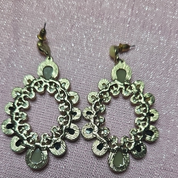 Gorgeous!!! Elegant Black and Cream Teardrop Earrings - Picture 2 of 2